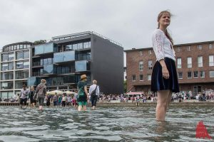 Hier kann man übers Wasser gehen. Der Steg von Ayşe Erkmen im Hafen ist eines der am meist besuchtesten Kunstwerke der Skulptur Projekte 2017. (Foto: th)