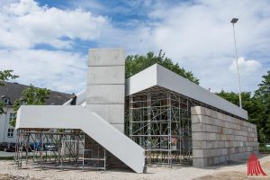 Mit "OFF OFD" erinnert Christian Odzuck an die alte Oberfinanzdirektion und öffnet bei den Skulptur Projekten den Blick auf neue Bauten. (Foto: th)