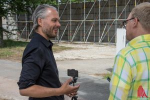 Der Künstler Christian Odzuck (li.) im Gespräch mit ALLES MÜNSTER Redakteur Ralf Clausen. (Foto: th)