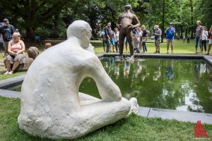 Die "Skizze für einen Brunnen" von der Amerikanerin Nicole Eisenman lockt viele Besucher. (Foto: th)