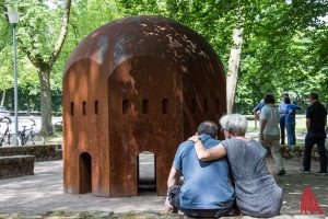 Ist er wirklich so harmlos, wier er anfangs aussieht? Der "Nuclear Temple" von Thomas Schütte. (Foto: th)