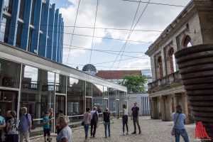 Das Künstlerteam CAMP hat das Theater Münster mit seiner Geschichte und seiner Umgebung verknüpft und dafür viele Kabel verwendet. (Foto: th)