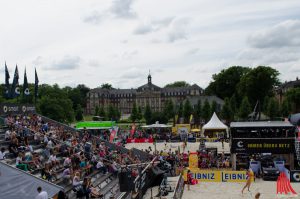 Am Wochenende wird auf dem Schlossplatz wieder Beachvolleyball gespielt. (Foto: sg)