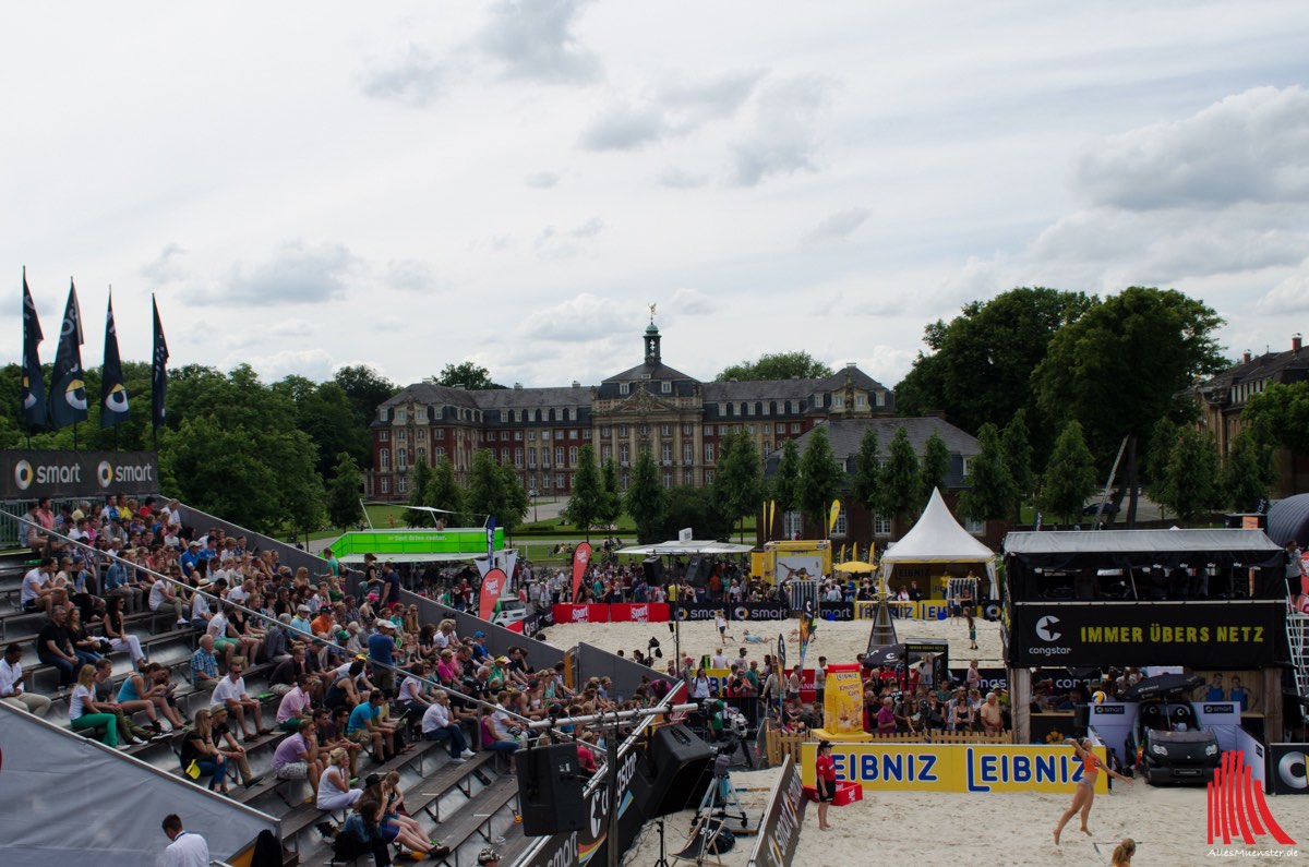 Am Wochenende wird auf dem Schlossplatz wieder Beachvolleyball gespielt. (Foto: sg)