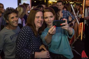 Die beiden Hauptdarsteller des Films „SMS für Dich“ nahmen sich Zeit für Autogramme und Selfies mit den Fans. (Foto: th)