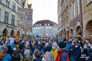 Am 25.2. demonstrierten viele Münsteraner ihre Solidarität mit den Menschen in der Ukraine. Inzwischen kommen von dort immer mehr Kriegsflüchtlinge. (Foto: Sonja Rohe)