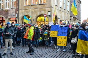 Rund 3.500 Demonstranten versammelten sich heute vor dem Rathaus, um Solidarität mit der Ukraine zu zeigen. (Foto: Sonja Rohe)