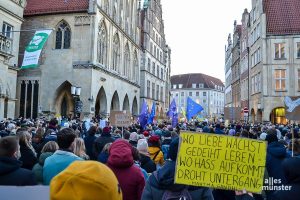 Viele Münsteraner demonstrierten vor einem Jahr, am 25. Februar 2022, gegen den Krieg in der Ukraine. (Archivbild: Sonja Rohe)