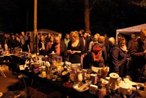 Stimmungsvolles Stöbern und Feilschen zwischen Schloss und Aasee: Der Sommernachtflohmarkt hat sein ganz eigenes Flair. (Foto: Halle Münsterland)