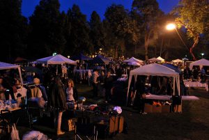 Stimmungsvolles Stöbern und Feilschen zwischen Schloss und Aasee: Der Sommernachtflohmarkt hat sein ganz eigenes Flair. (Foto: MCC Halle Münsterland)