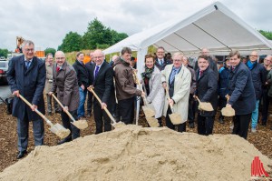 Der erste Spatenstich zum nächsten Bauabschnitt an der Umgehungsstraße ist vollbracht. (Foto: th) 