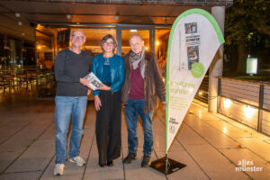 Bei der Spendenübergabe zum Krimiführer Münster (v.l.): Autor Michael Bührke mit Gudrun Bruns, Leiterin der Krebsberatungsstelle Münster und dessen Schirmherr und Schauspieler Leonard Lansink. (Foto: Thomas Hölscher)