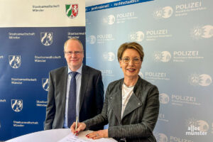 Oberstaatsanwalt Jens Frobel und Polizeipräsidentin Alexandra Dorndorf unterzeichneten eine Kooperationsvereinbarung für eine effektivere Strafverfolgung. (Foto: Thomas Hölscher)