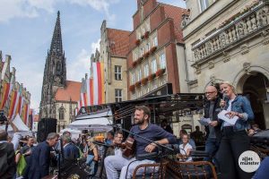 Musiker Benjamin Blitz mit den Antenne Münster Moderatoren Anja Bruckner und Christoph Hausdorf. (Foto: Thomas Hölscher)