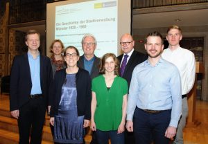 Stellten die Ergebnisse des Forschungsprojektes vor (v.l.): Prof. Thomas Großbölting, Prof. Sabine Mecking, Stadträtin Cornelia Wilkens, Dr. Christoph Spieker, Annika Hartmann, Oberbürgermeister Markus Lewe, Markus Goldbeck und Philipp Erdmann. (Foto: Stadt Münster)