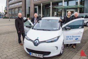 (v.l.:) Reinhard Schulte, Dr. Henning Müller-Tengelmann (Stadtwerke) und Till und Robert Ammann (Stadtteilauto) setzen auf ein gemeinsames Konzept. (Foto: th)