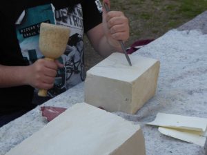 Beim Workshop am Hawerkamp können Kinder selbst Steinbildhauer werden und echten Baumberger Sandstein bearbeiten. (Foto: Kilian Ziebarth)