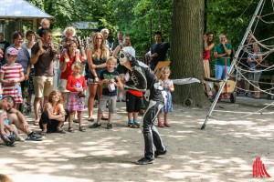 Künstler aus aller Welt beim Internationalen Straßenkünstler Festival. (Foto: na)