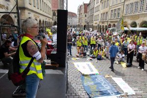 Susanne Lange vom UKM sprach heute vor den Streikenden auf dem Prinzipalmarkt. (Foto: Thomas Hölscher)