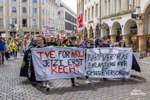 Pflegekräfte aus den Universitätskliniken in NRW demonstrierten heute in Münster für den Tarifvertrag „Entlastung“. (Foto: Thomas Hölscher)