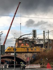 An der Bahnunterführung Hafenstraße dauern die Aufräumarbeiten an. (Foto: cabe)