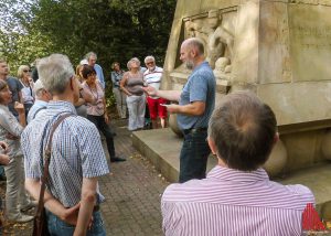 Michael Bieber erläutert das Dreizehner-Denkmal an der Promenade am Tag des offenen Denkmals. (Foto: rc)