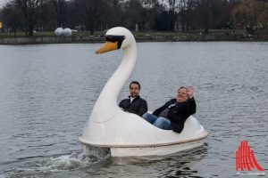 Sichtlich Spaß hatten die Schauspieler Jan Josef Liefers (li.) und Axel Prahl bei den Dreharbeiten auf dem Aasee. (Foto: ml)