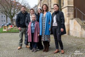 Am Rande der Dreharbeiten für einen neuen Münster-Tatort: das Filmteam um Schauspielerin ChrisTine Urspruch (vorne Mitte). (Foto: Thomas Hölscher)