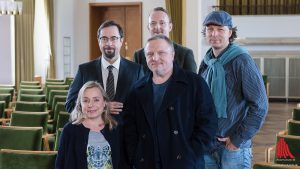 Am Rande der Dreharbeiten für den neuen Münster Tatort (v.l.): ChrisTine Urspruch, Jan Josef Liefers, Alex Prahl, Episoden-Hauptdarsteller Peter Jordan und Regisseur Lars Jessen. (Foto: wf / Weber)