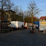Manche Münsteraner dachten, dass sie den Wochentag verwechselt hätten und wollten auf dem kleinen Markt einkaufen, der heute extra für die Dreharbeiten aufgebaut wurde. (Foto: Michael Bührke)