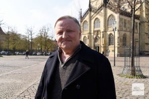 Axel Prahl auf dem Domplatz am Rande der Dreharbeiten im April. (Foto: Michael Bührke)