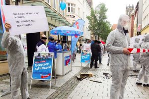 Mitglieder der Kampagne „Keine Stimme der AfD“ am Samstagmittag am Infostand der Partei "Alternative für Deutschland" (AfD). (Foto: Kampagne „Keine Stimme der AfD“)