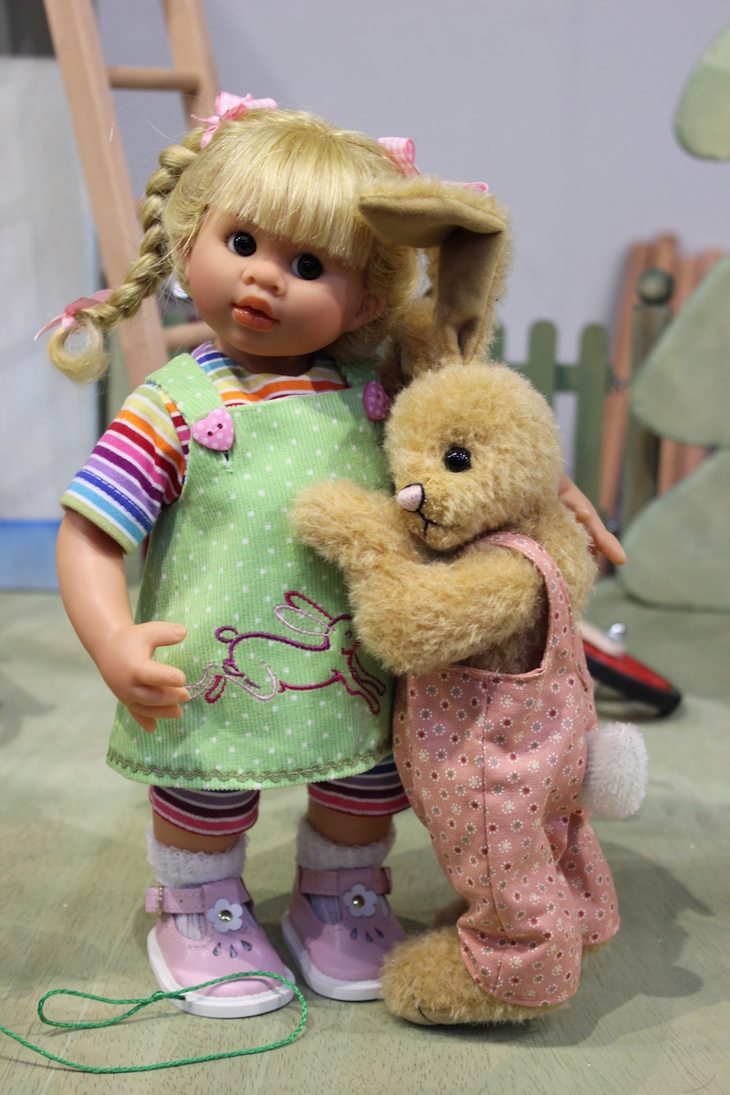 Eine perfekte Kombination: Puppe und Stofftier. Beim PUPPENfrühling und auf der TEDDYBÄR TOTAL finden beide ihren Platz. (Foto: Veranstalter)