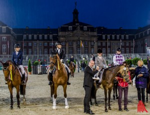 Oberbürgermeister Markus Lewe gratuliert den Siegern vor der historischen Schlosskulisse. (Foto: th)