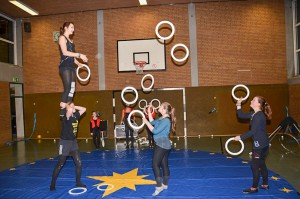 Regelmäßig trainieren heißt es für die Artisten, damit beim großen Weihnachtscircus alles sitzt. (Foto: Pit Gutschank)