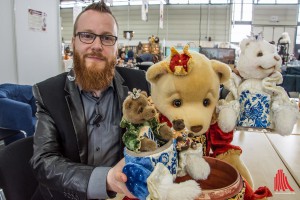 Veranstalter Marquardt mit dem russischen Matroschka-Teddy. (Foto: th)