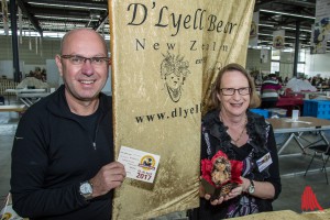 Roy und Heather Lyell aus Neuseeland mit ihrem Puppenigel. (Foto: th)