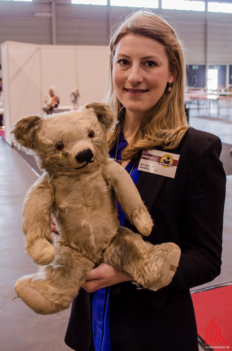 Sarah Holmes von Merrythought zeigt den Sonderbären der Teddy Total 2015. (Foto: th)