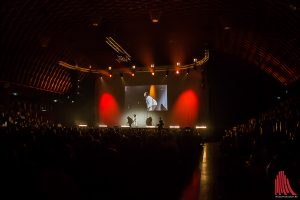 Auf großer Leinwand kommt Gastgeber Teddy auch in den hinteren Reihen perfekt zur Geltung. (Foto: tm)