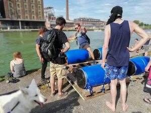 Die Flöße für die Treibgut-Konzerte werden in Eigenregie im Hafen gebaut. (Foto: Karina Tolentino)