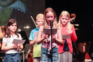 Kinder lesen im Stadttheater aus der Vita von Ludwig van Beethoven. (Foto: bk)