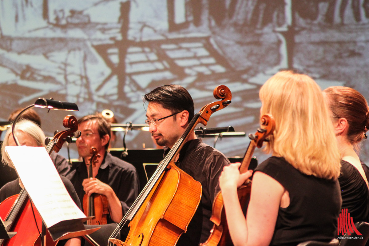 Das Sinfonieorchester hilft Beethoven gerne, wenn er Kindern seine Kompositionen erklären möchte. (Foto: bk)