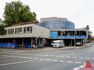 Was jetzt noch wie eine Baustelle aussieht, soll am kommenden Samstag zum Theaterfest fertig sein: die neue Theaterkasse. (Foto: rc)