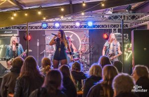 Thundermother spielen in Münster im Jovel Biergarten. (Foto: Thomas M. Weber)