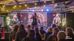 Thundermother spielten im Jovel-Innenhof. (Foto: Thomas M. Weber)