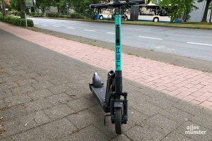 Für viele Menschen inzwischen ein selbstverständlicher Teil der innerstädtischen Mobilität: Scooter und Pedelecs zum Ausleihen. (Foto: Michael Bührke)