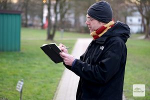 Skizzieren, was man sieht: Till Lenecke zeichnet, weil er "nicht fotografieren kann". (Foto: Marc Geschonke)