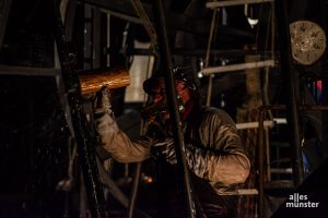 Noch sind es kleine Lecks, durch die das Wasser eindringt. Mit mehr oder weniger geeigneten Mitteln versucht der Heizer, es aufzuhalten. (Foto: Thomas Hölscher)