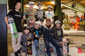 Skateboard-Pionier Titus Dittmann (vorne, 2.v.r.) und Coach Ali Krick (li.) bieten mit dem Projekt „Skaten statt Ritalin“ eine echte Alternative für Kids mit ADHS. (Foto: th)