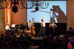 Manchmal sang auch der Zeichner Robert Nippoldt, hier den Klassiker "Mein Bruder macht beim Tonfilm die Geräusche. (Foto: cf)